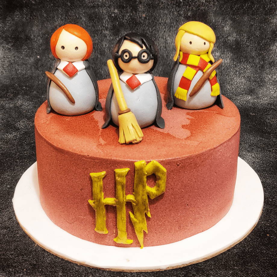 33 Best Harry Potter Cakes in 2022 : Mischief Managed + Hogwarts Crest